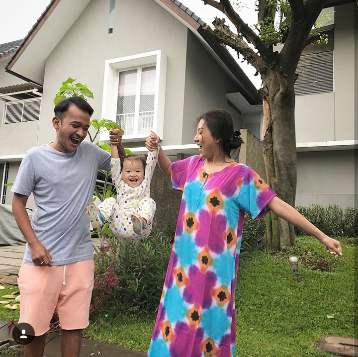 <p>Senangnya Thalia main sama ayah dan bundanya. (Foto: Instagram/@ruben_onsu)</p>