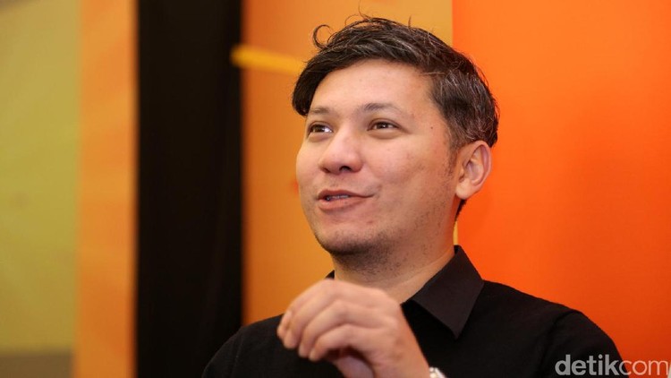 Gading tampak menangis kala menyanyikan lagu Pergilah Kasih. Teringat Gisel kah?