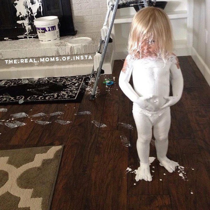 <p>Si kecil main-main pakai cat rumah sampai badannya ikutan dicat. (Foto: Instagram @the.real.moms.of.insta)</p>