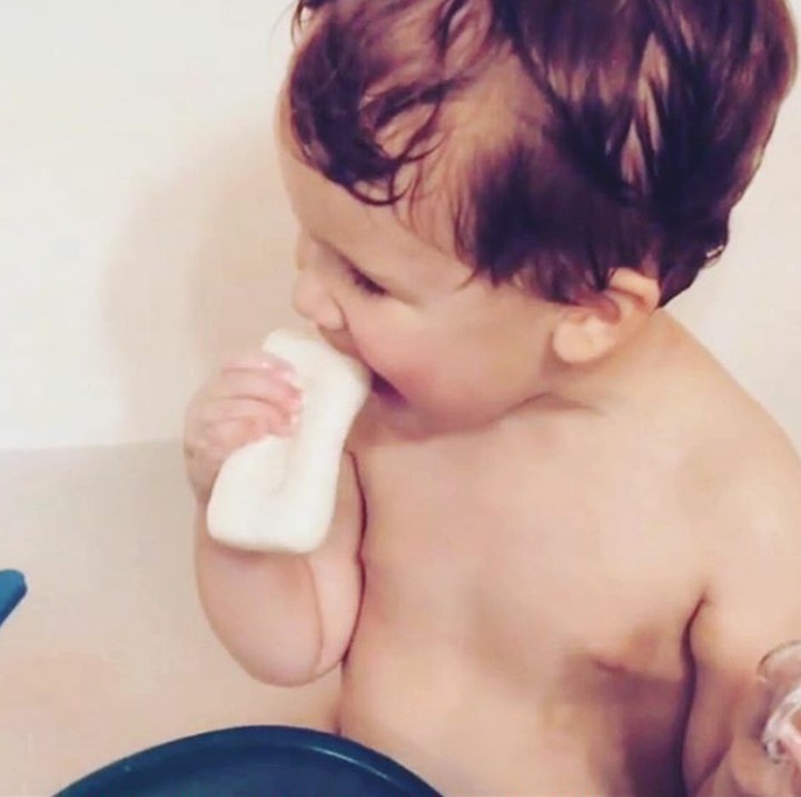 <p>‘Hmmm... begini ya rasa sabun?’ (Foto: Instagram @averageparentproblem)</p>