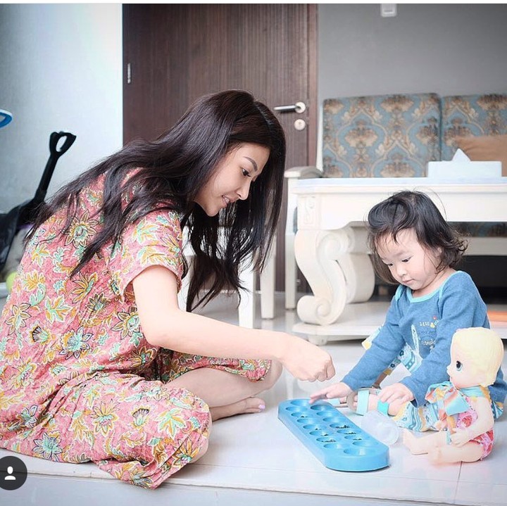 <p>Meski berdaster dan tanpa make up, Bunda Sarwendah terlihat cantik alami. (Foto: Instagram/@ruben_onsu)<br /><br /></p>