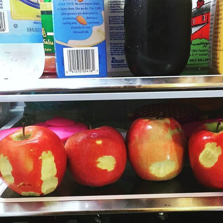 <p>Si kecil pernah begini, Bun? Mencicipi semua buah di kulkas, hi hi hi. (Foto: Instagram @averageparentproblem)</p>