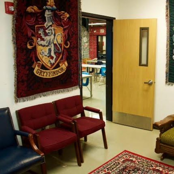 <p>Wow! Ruang tunggunya dilengkapi dengan bangku yang warnanya matching dengan lambang asrama di Hogwarts. (Foto: Facebook/ Kyle Ely)</p>