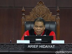 Kelakar Hakim MK ke Peserta Sidang: Handphone Murah Jangan Bunyi Ya