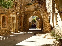 Spinalonga: Pulau Indah Berselimut Sejarah Kelam Koloni Kusta dan Pintu Dante