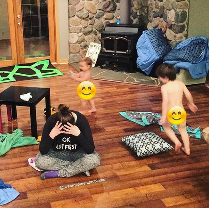 <p>Ketika semuanya berlarian dan ogah pakai baju. Sabar ya, Bun. hi hi hi. (Foto: Instagram @averageparentproblem)</p>