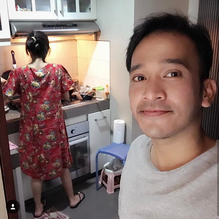 <p>Masak sarapan dulu ya. (Foto: Instagram/@ruben_onsu)</p>