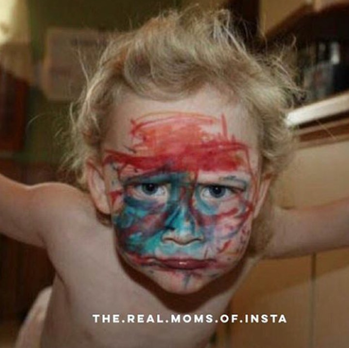 <p>Si kecil jadi ‘make up artist’ dadakan. (Foto: Instagram @the.real.moms.of.insta)</p>