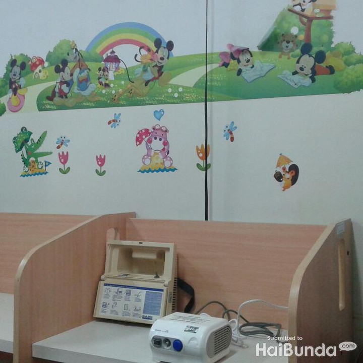 <p>Di dinding tepat di tempat alat nebulizer terdapat gambar-gambar lucu, sehingga anak tidak takut untuk melakukan terapi.</p>