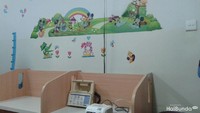 <p>Di dinding tepat di tempat alat nebulizer terdapat gambar-gambar lucu, sehingga anak tidak takut untuk melakukan terapi.</p>