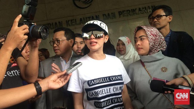 Fasilitas tambahan dari First Travel diberikan untuk Syahrini karena biduan nyentrik itu mempromosikan jasa travel ibadah umrah lewat akun Instagram.