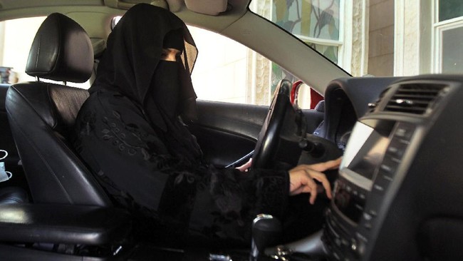 Hanya beberapa hari setelah Kerajaan Arab Saudi mengeluarkan dekrit yang mengizinkan perempuan mengemudi kendaraan, sudah muncul berbagai ancaman.