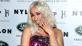 Bingung Soal Kado ke Suami, Cardi B Beri Uang Tunai Rp7 M