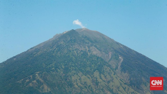 Pada hari kelima status Awas pada Gunung Agung, gempa makin sering dan asap putih dengan intensitas tipis mencapai tinggi 50 meter di atas kawah.