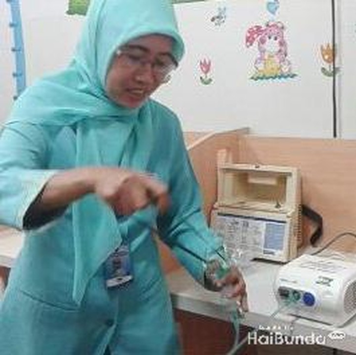 <p>Nggak usah takut juga ya, Nak, soalnya selalu ada tante dan om perawat yang mendampingi saat melakukan terapi dengan nebulizer.</p>
