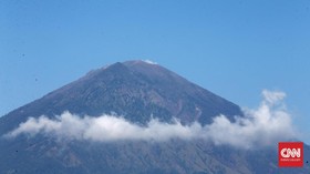Kisah Mereka yang Hidupnya Tertambat pada Gunung Agung