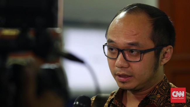 Direktur Charta Politika, Yunarto Wijaya menyebut pencemaran nama baik lewat chat palsu oleh 5 akun media sosial telah merugikan pihak dan lembaganya.