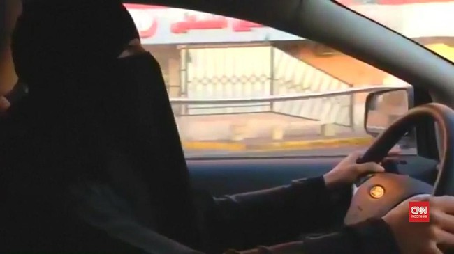 Al-Qaeda Sebut Arab Berdosa Izinkan Wanita Mengemudi Arab Saudi izinkan wanita mengemudi dan mulai membangun bioskop, namun Al-Qaeda malah mengkritik perkembangan tersebut.