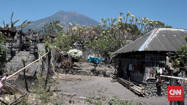Rekahan muncul di kawah Gunung Agung yang diindikasikan bahwa letusan sudah semakin dekat. Meski begitu waktu erupsi belum bisa dipastikan.