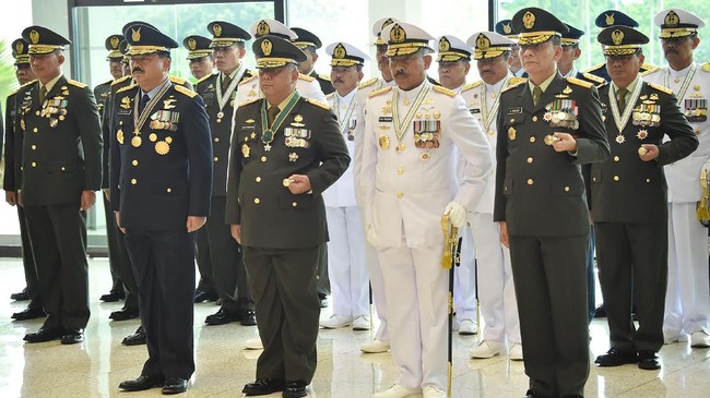 Kapuspen TNI Mayjen Sisriadi menyatakan pemerintah dan institusinya sudah mencari cara guna mengatasi kelebihan perwira akibat kebijakan penambahan masa dinas.