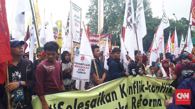 Massa Aksi Hari Tani Nasional mengkritik program reforma agraria melalui sertifikasi tanah yang dilakukan pemerintahan Jokowi.