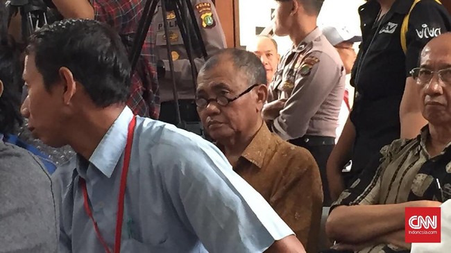Pimpinan KPK bergantian hadir di sidang praperadilan kasus Setya Novanto. Ada dua sisi yang menjadi sorotan: dukungan moril dan intervensi.