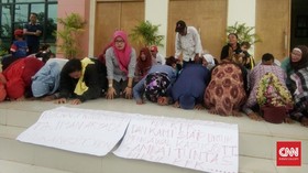 Warga Sujud Syukur Usai Penahanan Wali Kota  Cilegon