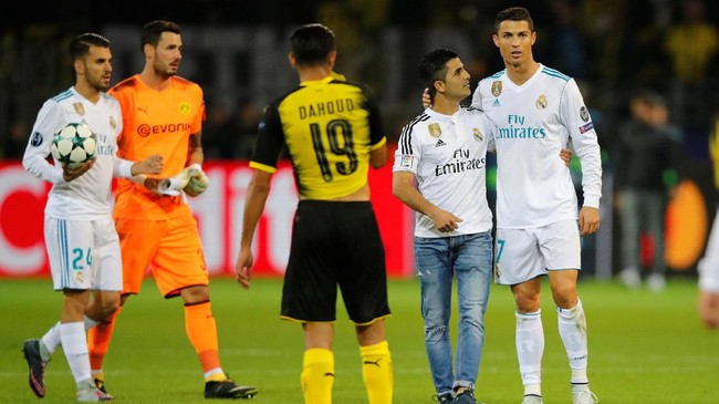 Fan Cristiano Ronaldo nekat menyamar seperti pemain bintang Real Madrid itu di lapangan demi bertemu sang idola saat Los Blancos ladeni Getafe.
