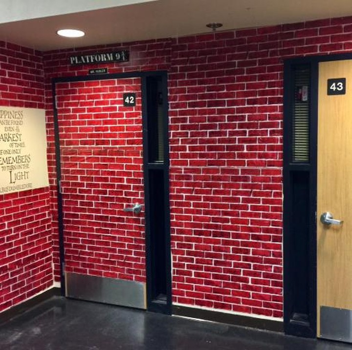 <p>Dindingnya pun dihiasi dengan lambang-lambang yang ada di film Harry Potter. (Foto: Facebook/ Kyle Ely)</p>
