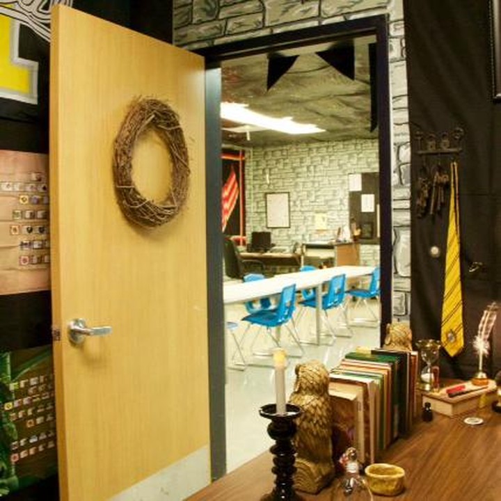 <p>Meja guru lengkap dengan berbagai aksesoris ala Hogwarts. (Foto: Facebook/ Kyle Ely)</p>