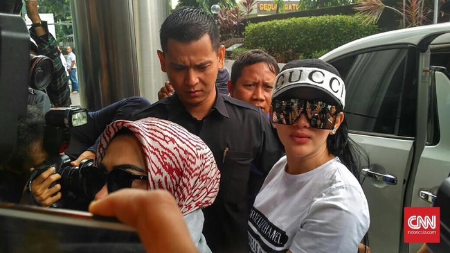 Syahrini diketahui pernah menjadi brand ambasador First Travel dan sempat menikmati jasa umrah ke Arab.