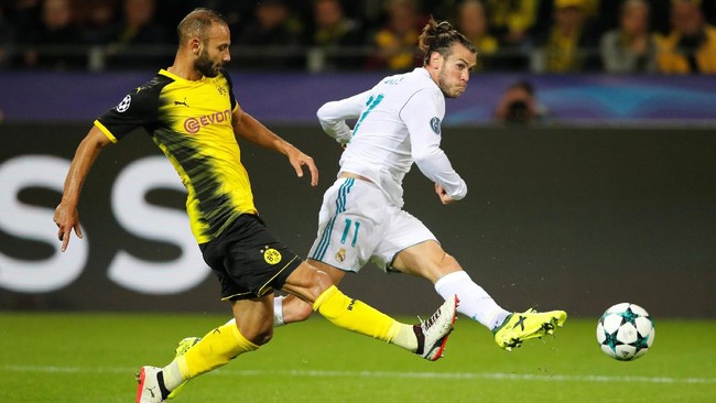 Gol cantik Gareth Bale mewarnai keunggulan Real Madrid atas Borussia Dortmund pada babak pertama laga lanjutan Grup H di Signal Iduna Park, Selasa (26/9).