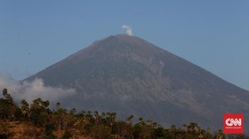 Aktivitas Meningkat, Gunung Agung Keluarkan Asap