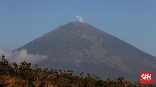 Meski keluarkan asap, Gunung Agung tidak mengindikasikan terjadinya erupsi. Erupsi harus disertai keluarnya material vulkanik.