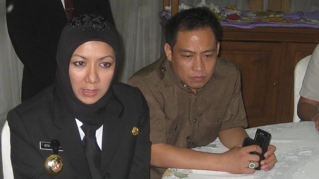 Tim beranggotakan 11 orang. Mereka berasal dari berbagai latar belakang, mulai dari aktivis LSM, seniman, dosen, anggota DPRD, dan direksi media.