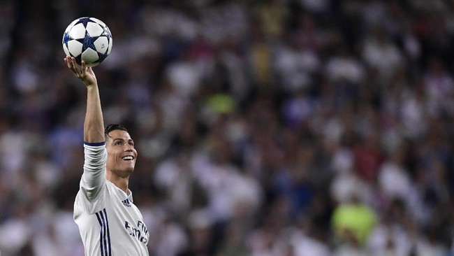 Real Madrid menempatkan tujuh nama dalam daftar 30 kandidat Ballon d'Or dan Cristiano Ronaldo dijagokan meraih gelar tersebut.