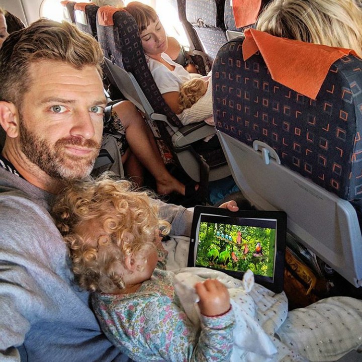 <p>Yang lainnya tertidur di pesawat, kalau yang satu ini malah asyik nonton video.(Foto: Instagram @father_of_daughters)</p>