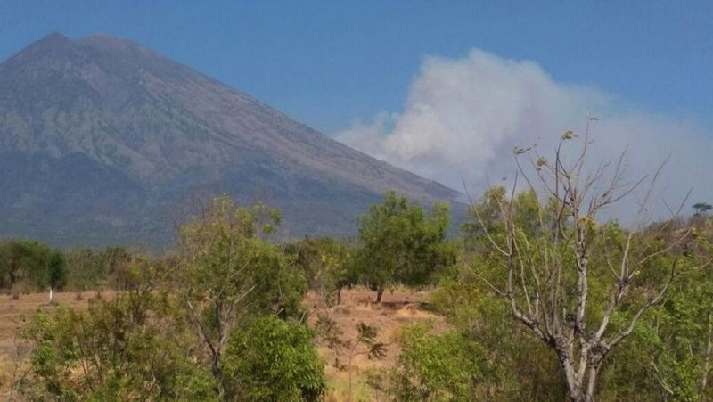 Perubahan status "siaga" Gunung Agung Bali dari Level 3 ke Level 4 "awas" masih belum berdampak ke Selatan.