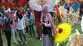 Meriahnya Festival Payung Indonesia 2017