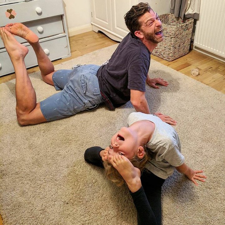 <p>Anaknya lentur, ayahnya kaku hi hi hi. (Foto: Instagram @father_of_daughters)</p>