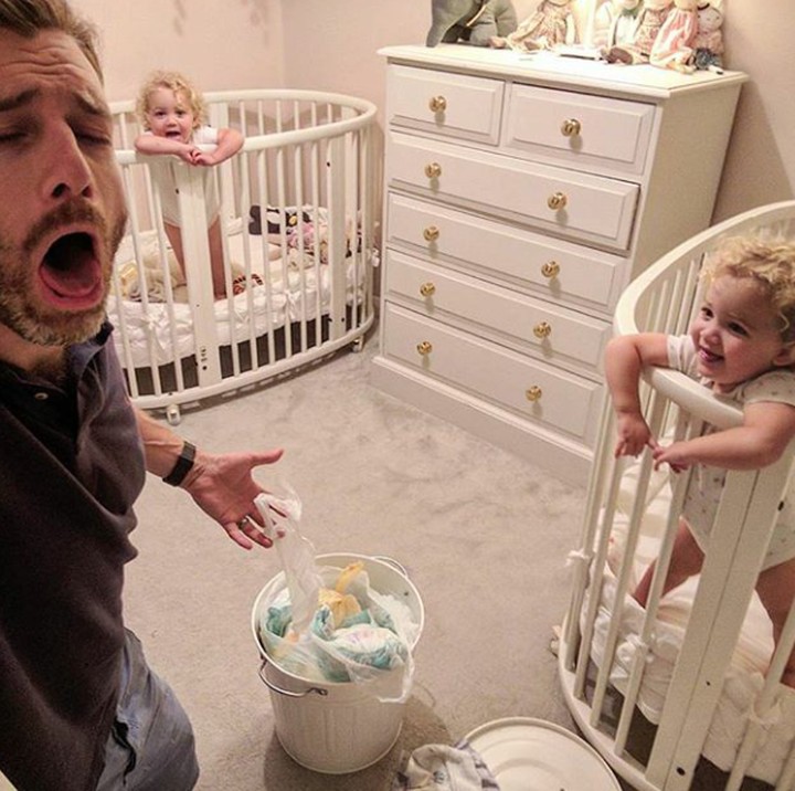 <p>'Membersihkan tempat sampah berisi diapers kadang menjadi bagian yang paling berat dari parenting' (Foto: Instagram @father_of_daughters)</p>