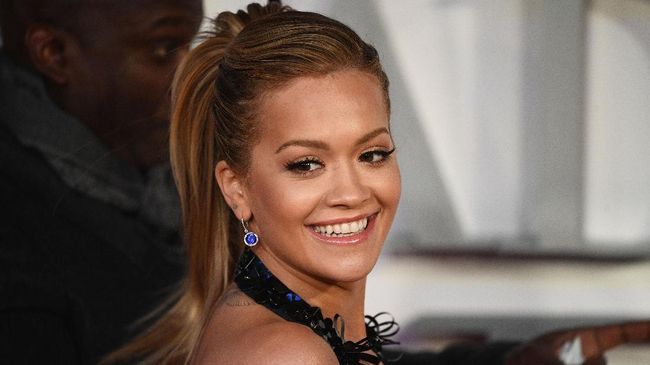 Sebuah radio di Inggris enggan memutar lagu Rita Ora usai penyanyi itu kedapatan melanggar protokol kesehatan melalui pesta ulang tahun.
