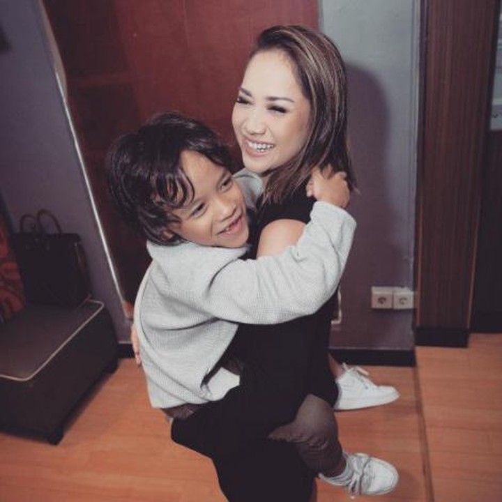 Nggak kelihatan bahwa Unge sudah punya anak, nih. (Foto: Instagram/bclsinclair)
