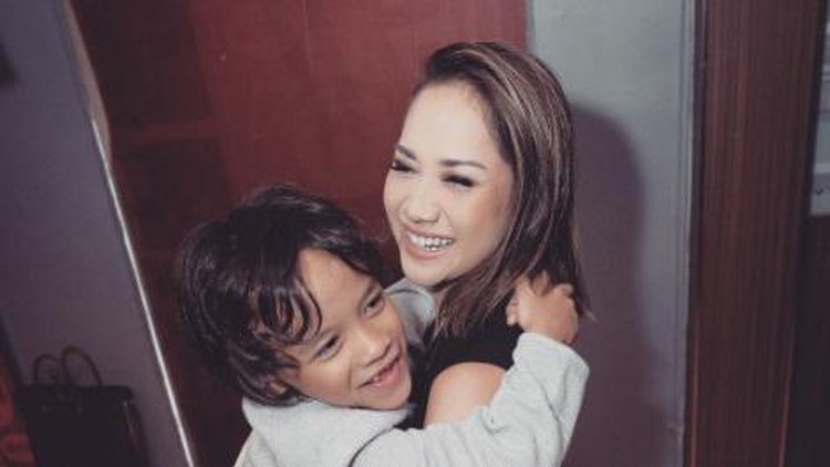 Noah Sinclair mengambil alih panggung dan jadi partner menyanyi sang ibu, Bunga Citra Lestari. Seperti apa ya aksinya?
