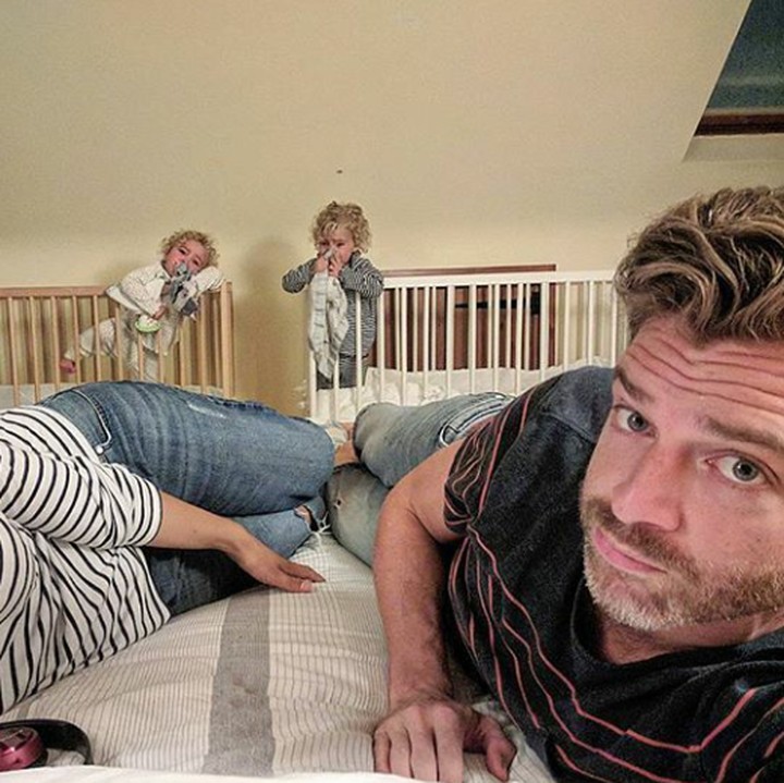 <p>Sudah jam tidur, tapi putrinya yang kembar masih segar. (Foto: Instagram @father_of_daughters)</p>