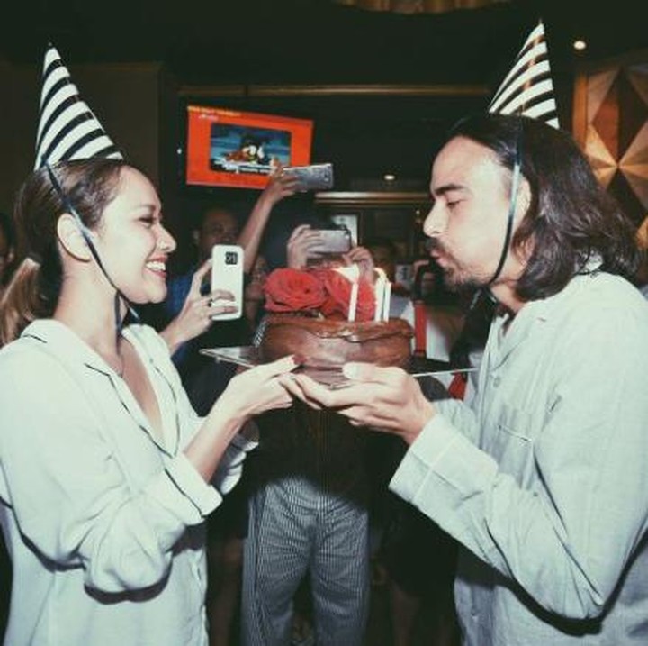 Pasangan yang sudah menikah sejak 2008 masih tetap mesra banget hingga sekarang, meski anaknya sudah beranjak besar. (Foto: Instagram/ashrafsinclair)