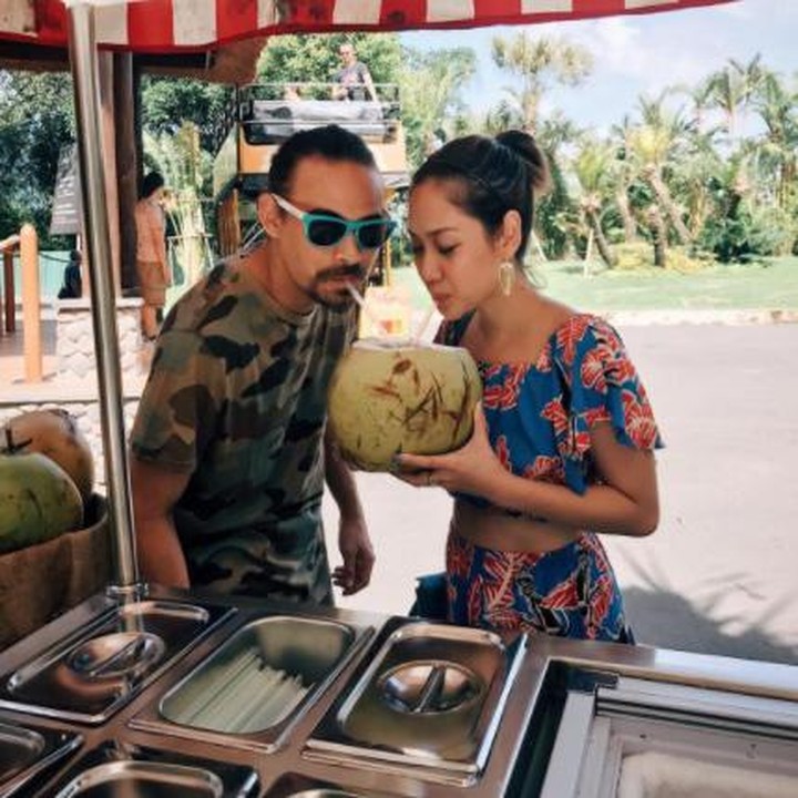 Walaupun sudah lama menikah mereka tetap seperti orang pacaran ya. Hi hi. (Foto: Instagram/bclsinclair)