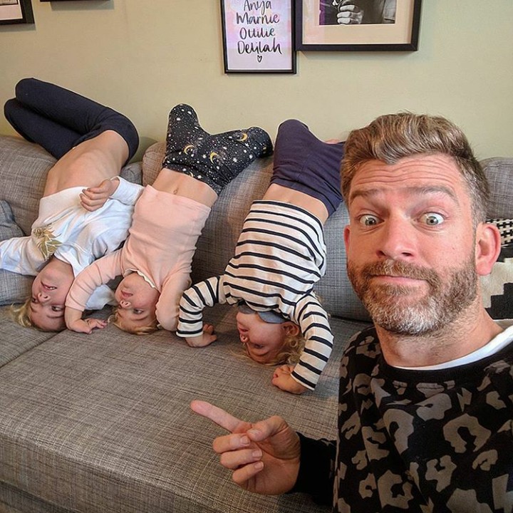 <p>Tuh, lihat Bun, sang ayah sampai pasrah melihat kelakuan putri-putrinya. (Foto: Instagram @father_of_daughters)</p>