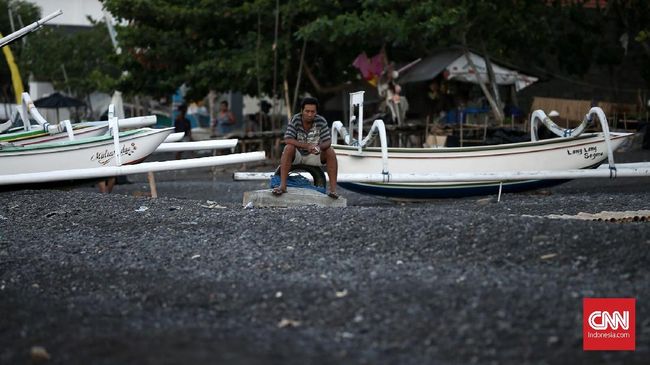 Gunung Agung dan Hilangnya Mata Pencaharian Warga Desa Amed Sejak status Gunung Agung dinaikan menjadi level awas pada 22 September 2017, kehidupan masyarakat, khususnya di wilayah Karangasem, Bali berubah.