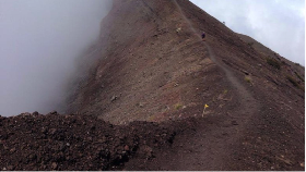 Menpar Arief Imbau Wisatawan Hindari Daerah Gunung Agung